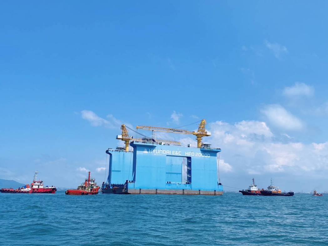 宏華營造公司向韓國的現代集團採購一艘可載重高達2萬噸的浮沈台船，命名為宏升號。圖...