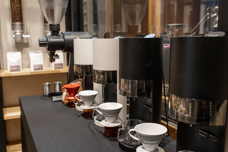 每家新概念店都裝設有iDrip冠軍擬手沖智慧咖啡機，能在153秒內精準還原8段不同水量與秒數的沖煮手法。圖/路易莎提供