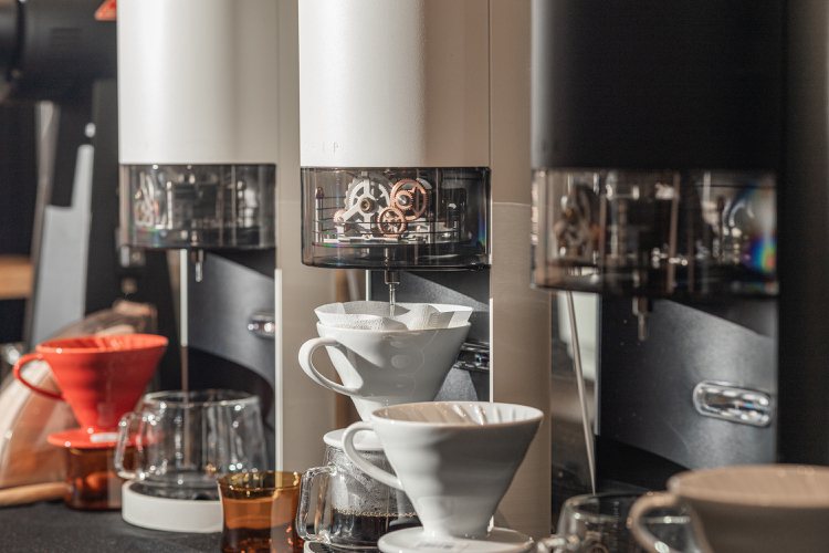 超越精品咖啡概念店都裝設有iDrip冠軍擬手沖智慧咖啡機，用科技讓每一杯咖啡都超越精品。圖/路易莎提供