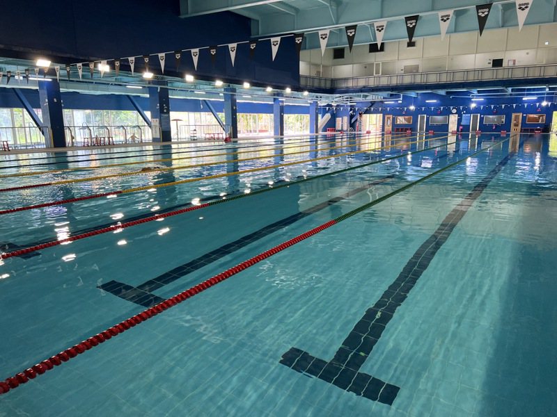 大安運動中心泳池採用鹽解機消毒，避免傳統加氯消毒，造成泳客異味或過敏。記者林佳彣／攝影
