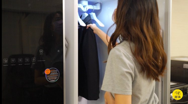 LG智慧電子衣櫥透過擺動和蒸氣帶走臭味，省時又省力。圖／486團購提供