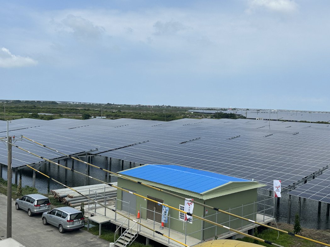 大亞旗下志光能源在台南七股建置的漁電共生太陽能發電廠。記者朱曼寧／攝影