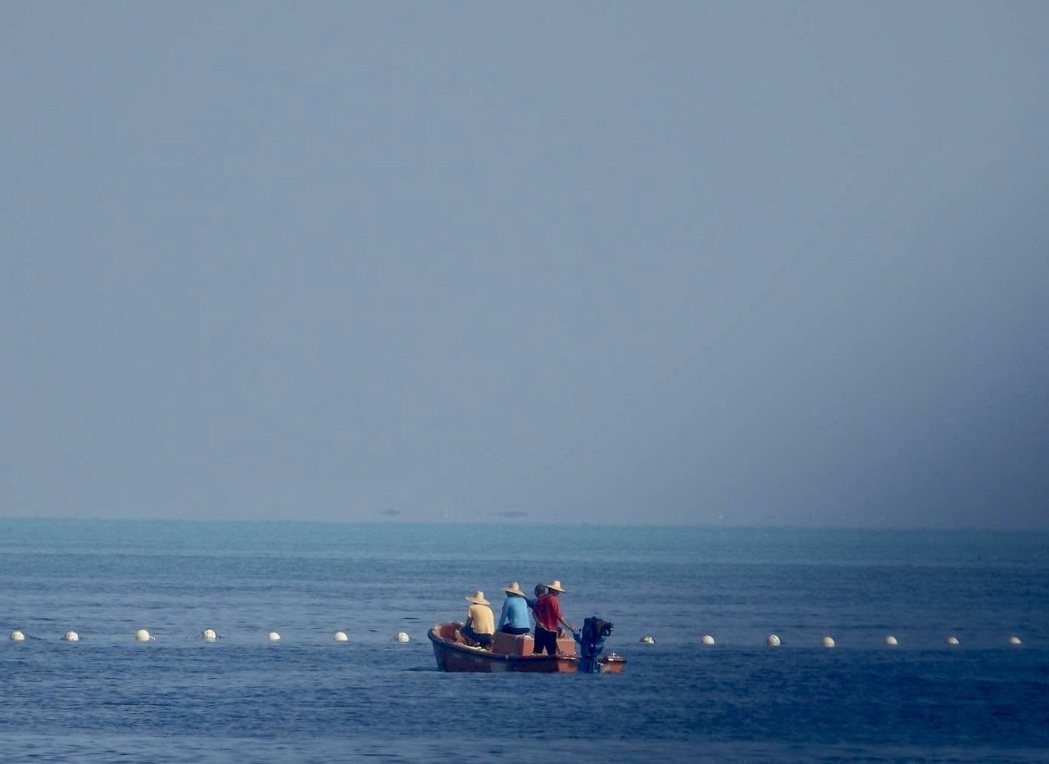 南海黃岩島附近的漂浮障礙。菲律賓海防隊表示已在25日將其截斷。歐新社