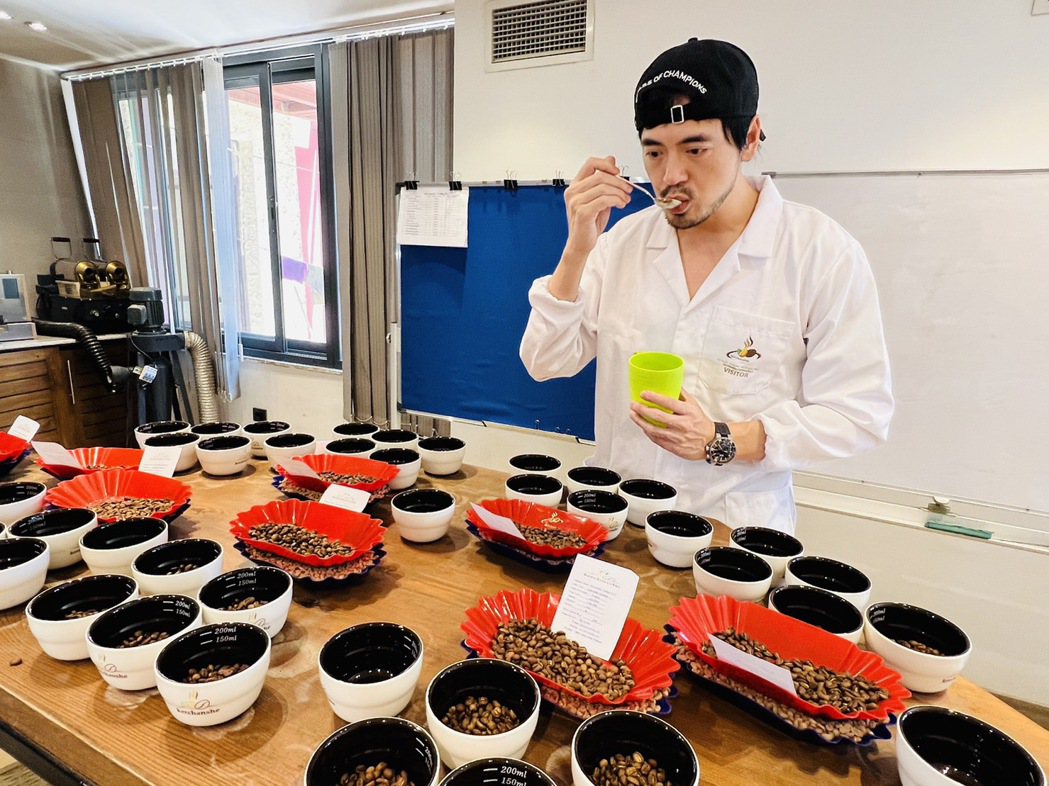 路易莎董事長黃銘賢杯測超過300支樣品，帶回最好的5支咖啡豆。路易莎提供