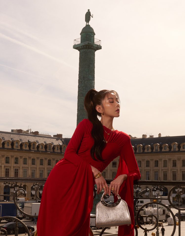 台灣女星邵雨薇出席2024春夏巴黎時裝周，演繹寶格麗BVLGARI ROMA全新包款。圖／寶格麗提供