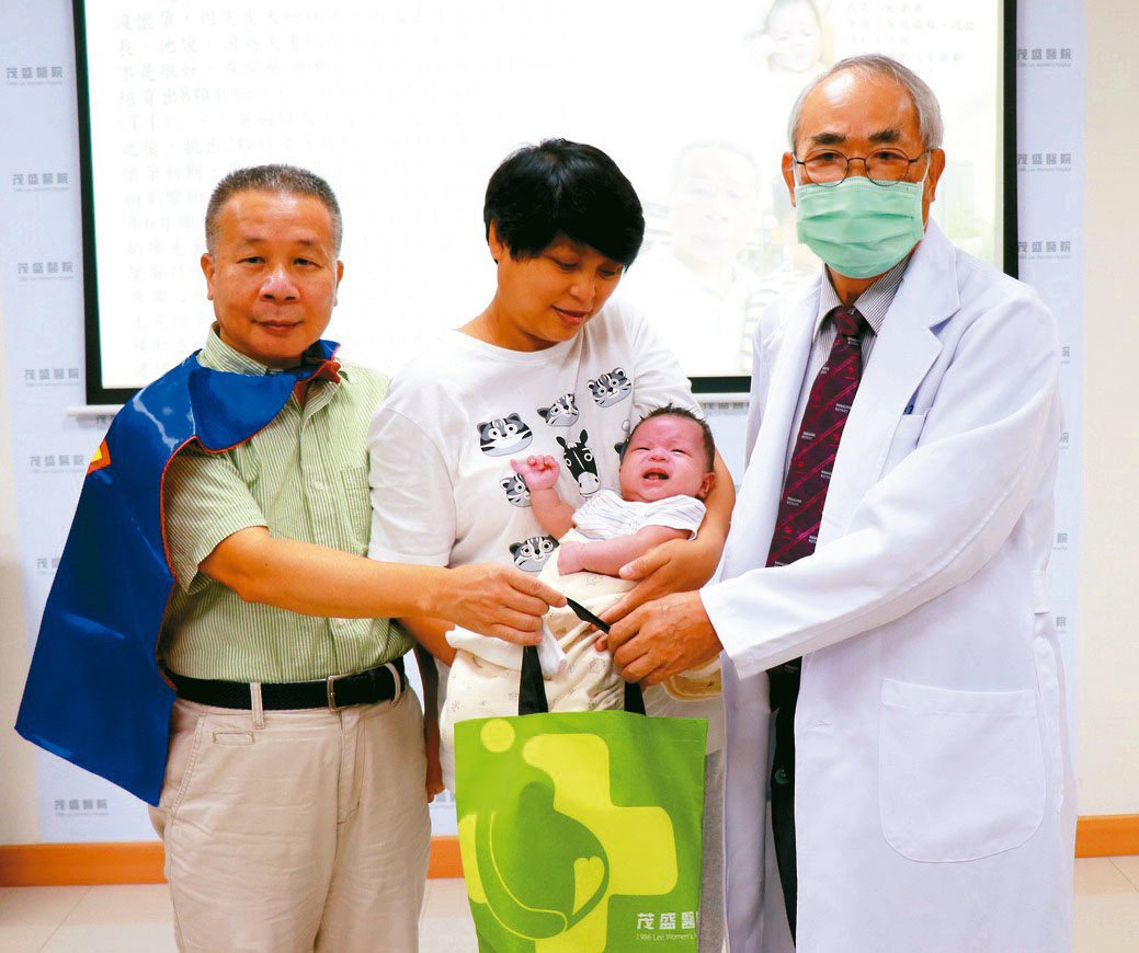 高齡的廖氏夫婦（左起）感謝院長李茂盛幫忙產下AI試管寶寶。茂盛醫院／提供