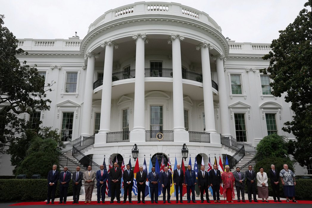 美國總統拜登和太平洋島國領袖25日在白宮合影。路透