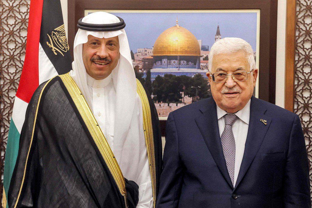 沙烏地阿拉伯首任巴勒斯坦大使蘇代里（左）與巴勒斯坦自治政府總統阿巴斯。蘇代里於9...