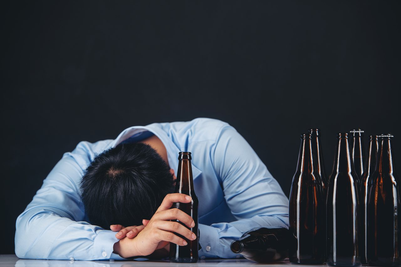 若一週至少出現一次喝酒斷片，就要小心有酒精成癮的問題。圖／取自Freepik