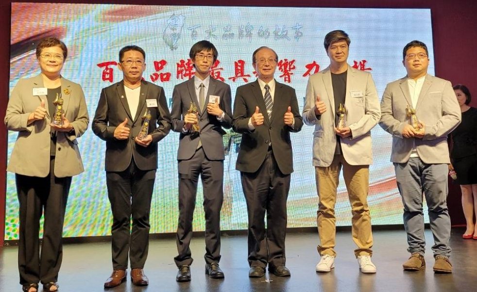前教育部部長吳清基頒發最具影響力品牌獎項。 主辦單位／提供