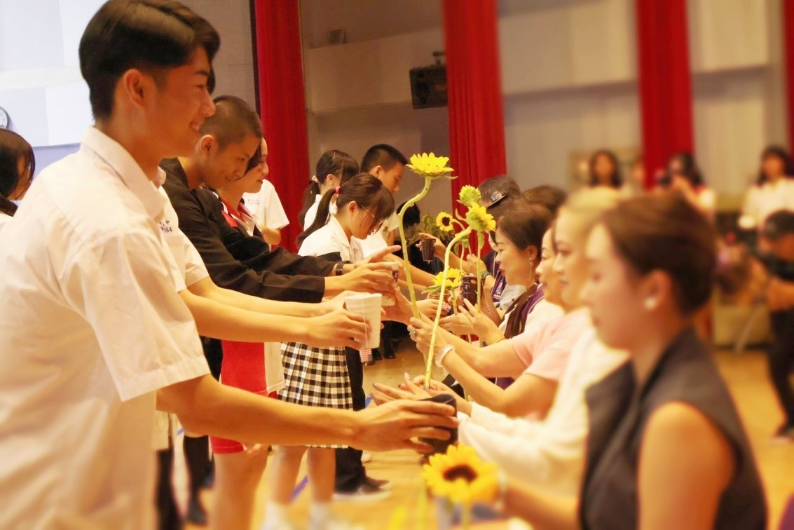 泰北「醇心找老師茶！」活動，學生為老師奉茶獻花。 泰北雙語學校／提供