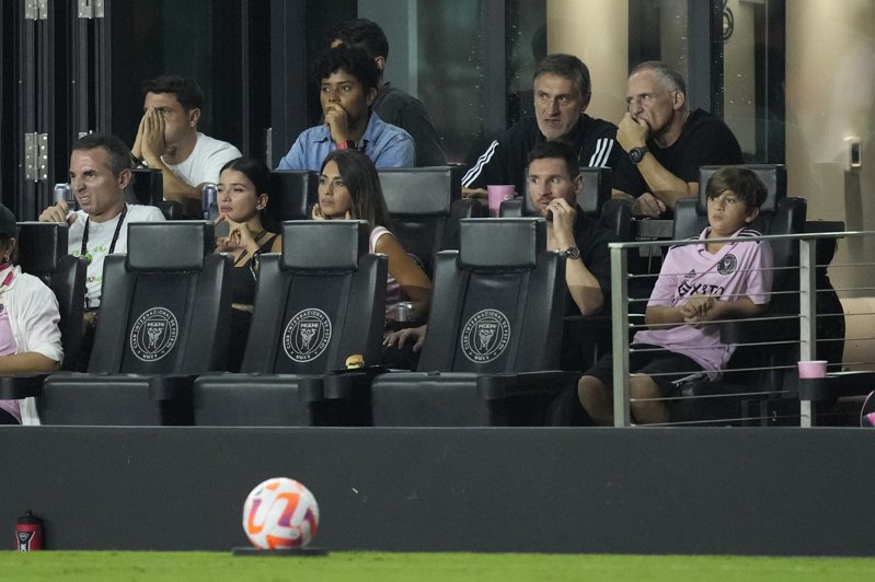 足球巨星梅西（Lionel Messi）受傷只能在場邊觀戰。 美聯社