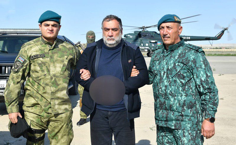 亞塞拜然法院裁定將納卡區前領袖瓦丹揚（中）審前羈押4個月。法新社