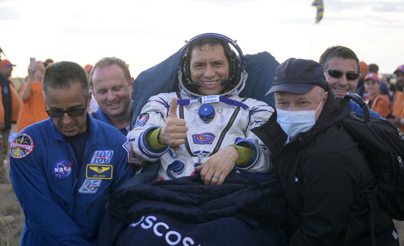 美俄三名太空人在太空滯留長達371天後成功返回地球，其中美國太空人魯比歐（Frank Rubio）創造了美國太空人滯留時間最長的紀錄。美聯社
