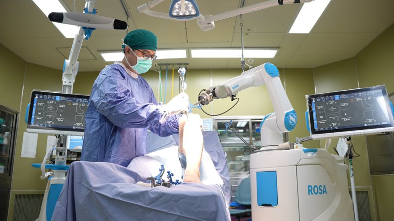 光田骨科部蕭敬樺醫師與醫療科技機器人的完美搭配輔助，膝關節置換手術時間大幅縮短。圖／光田綜合醫院提供