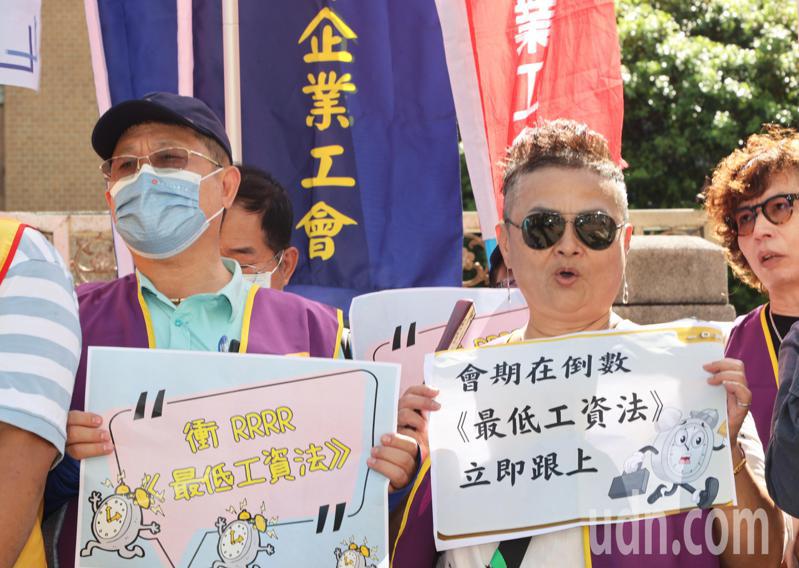 台灣勞工陣線、全產總工會等多個勞團今天到立法院前呼籲朝野立委，希望在這屆最後一會期儘速完成審查最低工資法草案並三讀立法，讓資方的獲利果實可以與勞工分享。記者潘俊宏／攝影