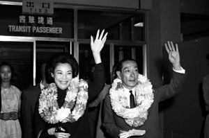 1965年9月29日，投奔自由的京劇名伶譚硯華（左）由我國京劇名票趙培鑫（右）陪同，自香港飛抵台北。圖／聯合報系資料照片