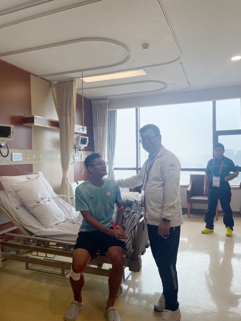 中華代表團總領隊蔡家福在第一時間趕往醫院探視柯福軒。圖／中華奧會提供