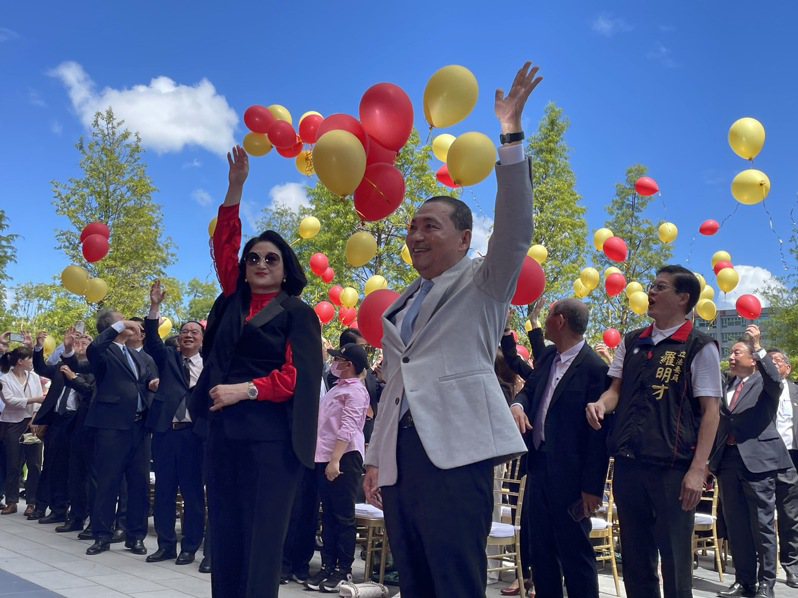 侯友宜今天參加活動時，與陳莉蓮共同拉開緞帶放出巨型氣球，象徵裕隆城正式開幕，現場冒出一片歡呼聲，場面壯觀。記者張睿廷／攝影