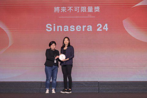 「將來不可限量獎」由Sinasera 24 拿下、餐廳經理Tina代主廚領獎，並...