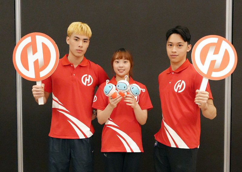 華南金融集團贊助體操選手蕭佑然（右）、葉政（左）及賴品儒（中）參賽杭州亞運，成績豐碩 。圖/華南銀行提供