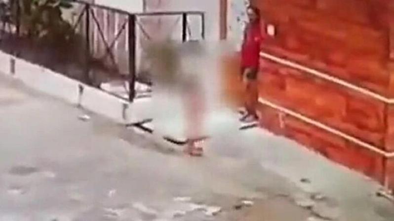 印度網路近日出現了一支監視器拍攝的短片，可見到一名少女遭到性侵後在街上走來走去尋求幫助，有名男子則似乎在她靠近時揮手要她走開。照片翻攝：livemint.com