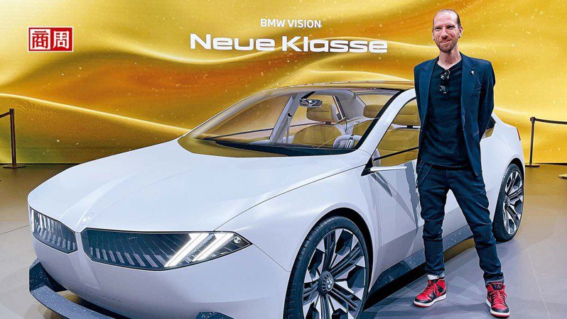 BMW車輛設計負責人凱・蘭格(圖)談起身旁最新概念車電動化轉型，他不覺得有痛苦，但挑戰很多，至於市場能否接受，該車2025年量產上市後就會揭曉。(BMW提供)