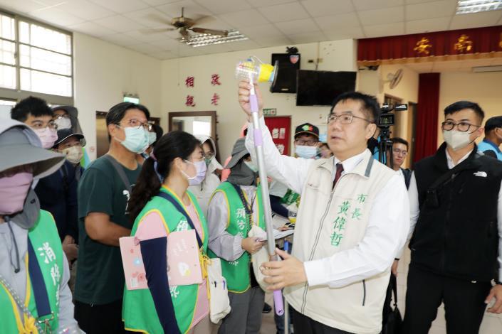 中秋連假，台南市長黃偉哲慰勞感謝登革熱防疫人員不打烊。圖／台南市政府提供