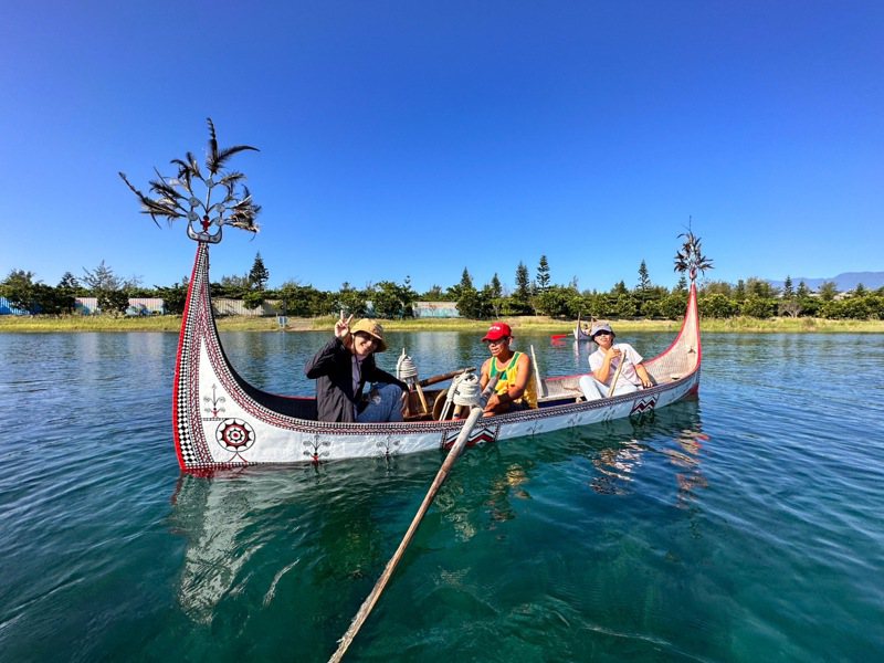 藍海生活節開幕，活水湖出現蘭嶼達悟族「拼板舟」。圖／台東縣府提供