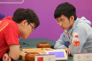 台灣圍棋好手許皓鋐（右）在杭州亞運男子圍棋金牌戰擊敗中國大陸名將柯潔（左）。中央社