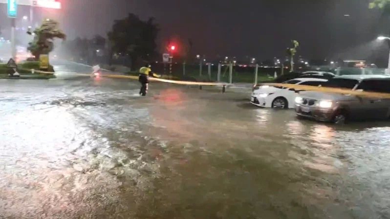 圖為海葵颱風影響台灣時，高雄輕軌凱旋站周圍路段淹水不退，有車子已泡在水中，警方冒雨拉起封鎖線警戒。記者石秀華／翻攝