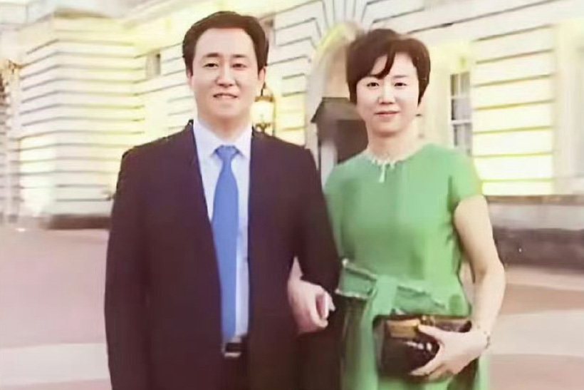 許家印被捕後，「前妻」丁玉梅傳已離開香港，並因「技術性離婚」獲得數百億人民幣的分...