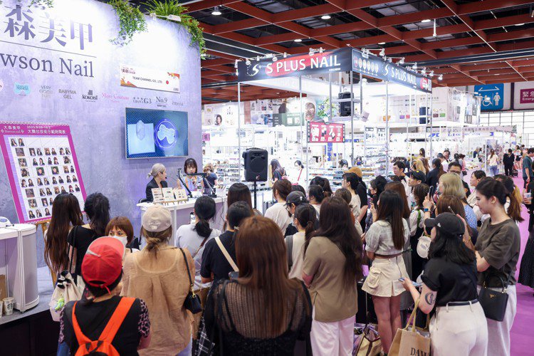 台北秋季美容化妝品展今天（9月29日）於台北世貿一館盛大開展，美甲區人氣旺。記者吳致碩／攝影