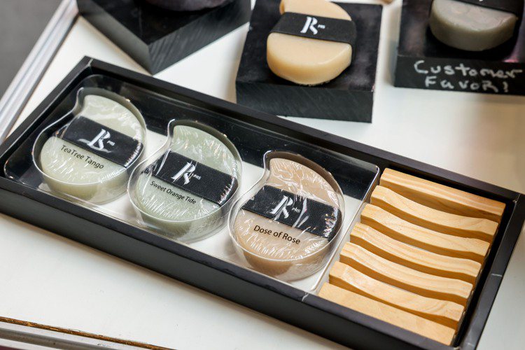 PRS帕瑞詩香氛潔膚皂於台北秋季美容化妝品展推出兩款禮盒組，內含3種香調的潔膚皂與木質皂架，每組展場限定價450元。記者吳致碩／攝影