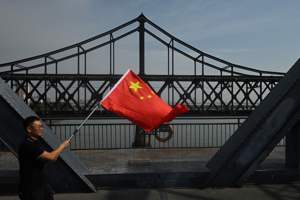北京在中俄朝三邊關係中耐人尋味，圖為中朝邊境鴨綠江上的中朝友誼橋（圖後方）。法新社
