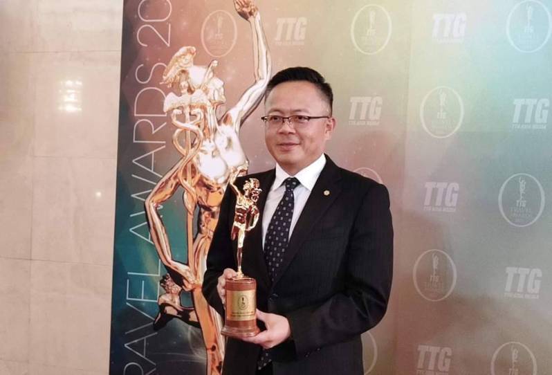 鳳凰旅遊第15度奪得國際大獎榮登TTG Asia名人堂，鳳凰旅遊董事長張巍耀親自出席領奬。鳳凰旅遊提供
