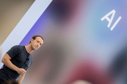 臉書母公司Meta執行長祖克柏本周在開發者大會上發表一系列人工智慧（AI）新產品，和其他科技公司一樣與時間賽跑，爭先恐後想找到能讓AI打入主流消費市場的致勝公式。圖／路透
