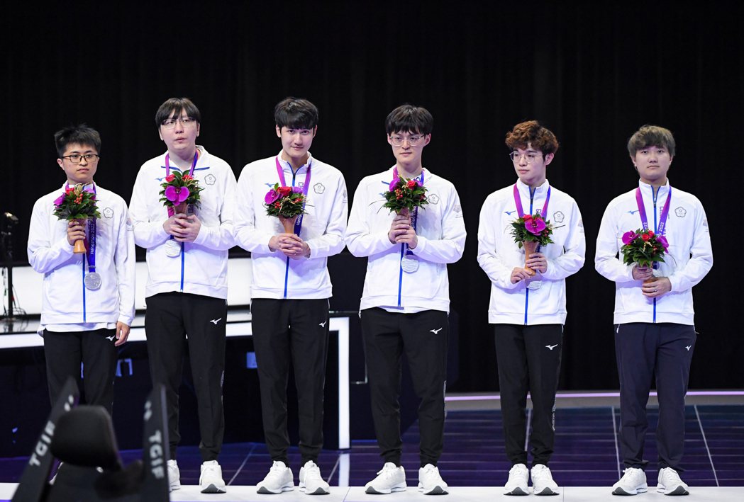 中華電競代表隊在「英雄聯盟」金牌戰不敵南韓，收穫一面銀牌。圖／中華奧會提供
