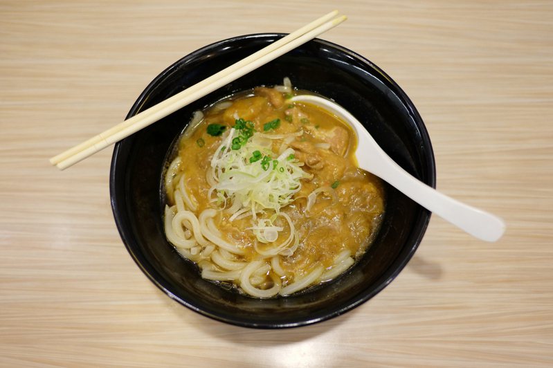 日本旅館推薦咖哩烏龍麵的「DIY作法」，因搭配的食材太特殊，讓房客摸不著頭緒。示意圖／ingimage