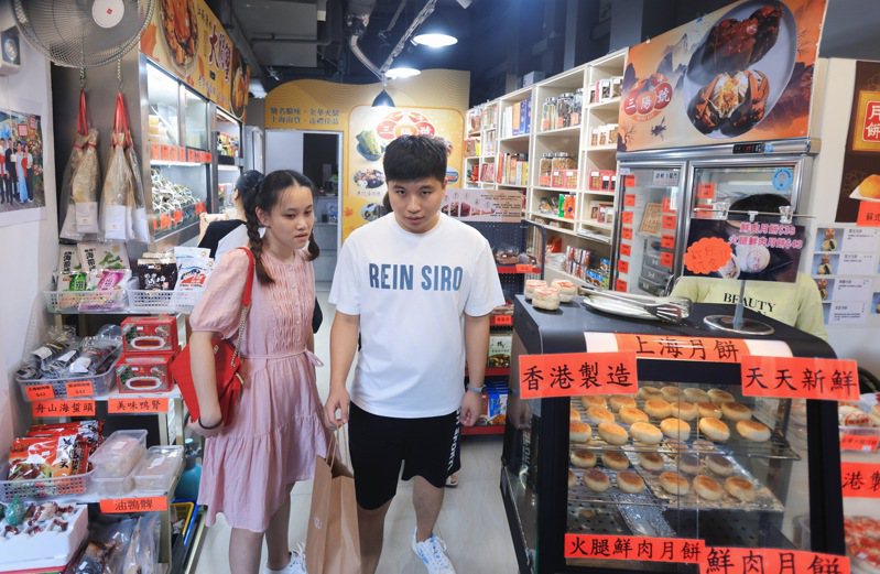 9月29日是中秋佳節，香港市民購買月餅過中秋。  香港中通社