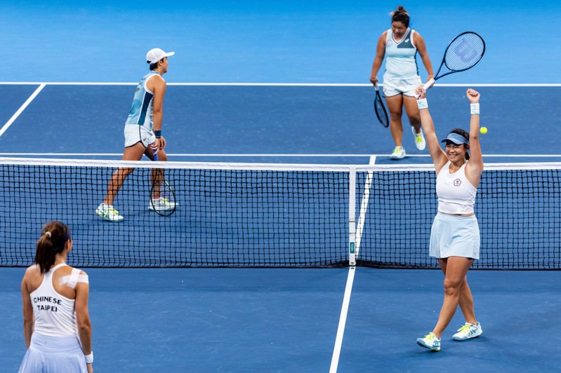 網球女雙台灣內戰勝出，中華代表團本屆第7金花落詹家姊妹。 杭州特派記者季相儒／攝影