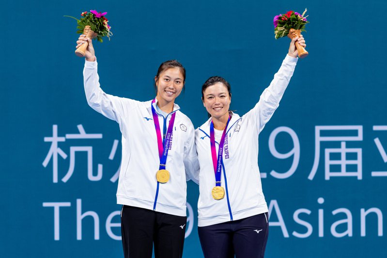杭州亞運網球女子雙打由詹詠然（右）／詹皓晴（左）獲得金牌。 特派記者季相儒／攝影