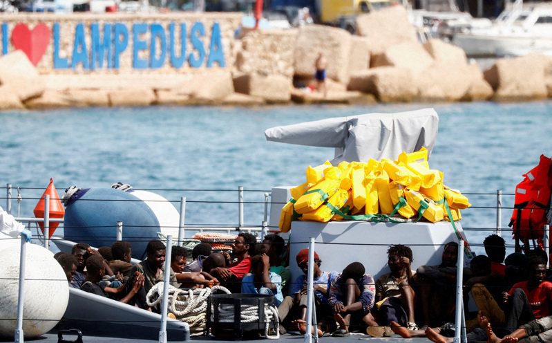 在義大利最南邊的蘭佩杜薩島，數以千計移民擠滿了為600人建造的接待中心，來自突尼西亞的小船仍不斷抵達。 路透通訊社