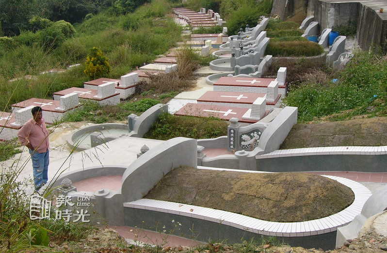 陳美莉（前一）康哲溱（前二）的墳墓，在下葬三個月後，種植的韓國草皮寸草不生。圖／聯合報系資料照(2003/11/21 鄭光隆攝影)