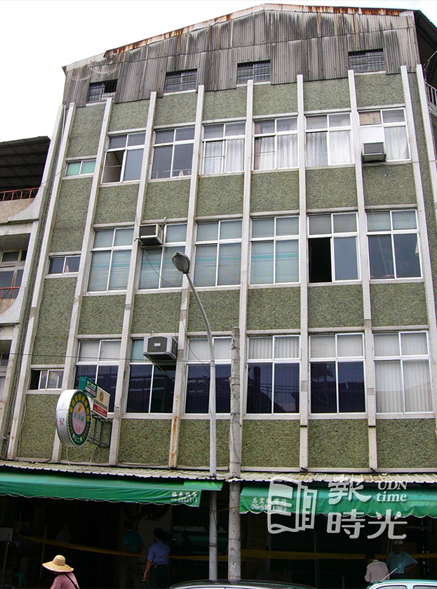 四樓左邊開啟的窗戶是陳美莉陳屍處。圖／聯合報系資料照(2003/08/13 鄭光隆攝影)