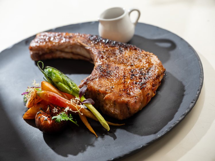 肉食控絕不能錯過12盎司的「爐烤葛瑪蘭戰斧豬排。圖/ 
台北文華東方酒店提供