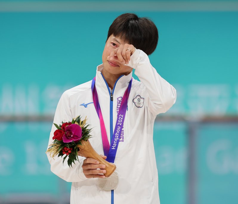 中華隊滑輪溜冰名將楊合貞杭州亞運奪下女子10000公尺計分淘汰賽銀牌，頒獎台上感動落淚。圖／中華奧會提供
