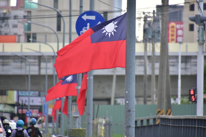迎接雙十國慶到來，台中市重要路段懸掛共1.6萬多面國旗，為歷年最多，旗海飄揚城市。圖／台中市政府提供
