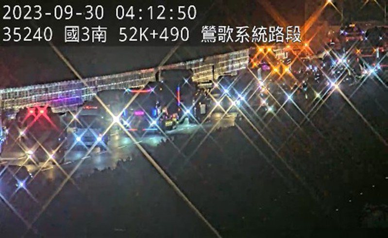 今天凌晨國3北向52.6公里處，發生7輛小客貨車追撞事故。圖／高公局提供