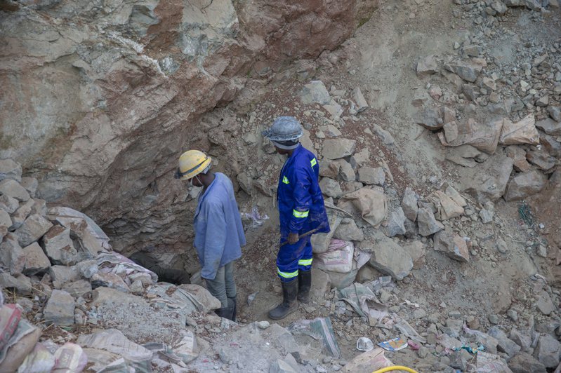 辛巴威礦坑坍塌，造成6死15人受困。辛巴威礦工示意圖。歐新社